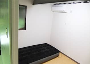 冷暖房完備の個室（約5畳×2部屋）